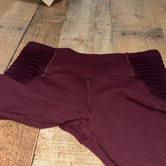 Lululemon Aphrodite Crop
Bordeaux Drama - Picture 12 of 15